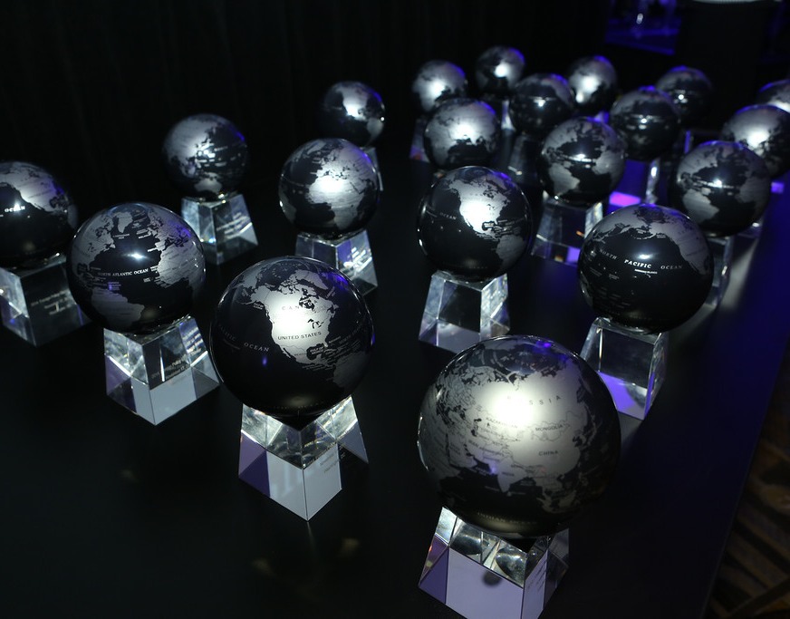 The floating globes with solar cell propel